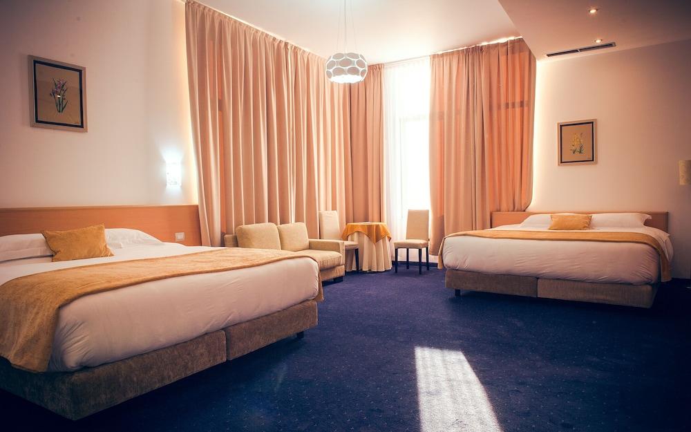 Airport Tirana 4*