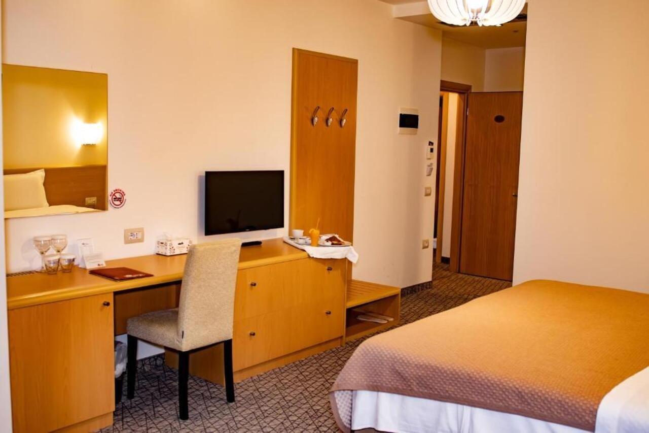 Airport Tirana Hotel Rinas